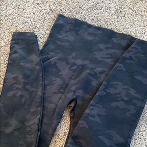 SPANX sz Large  Camouflage Leggings